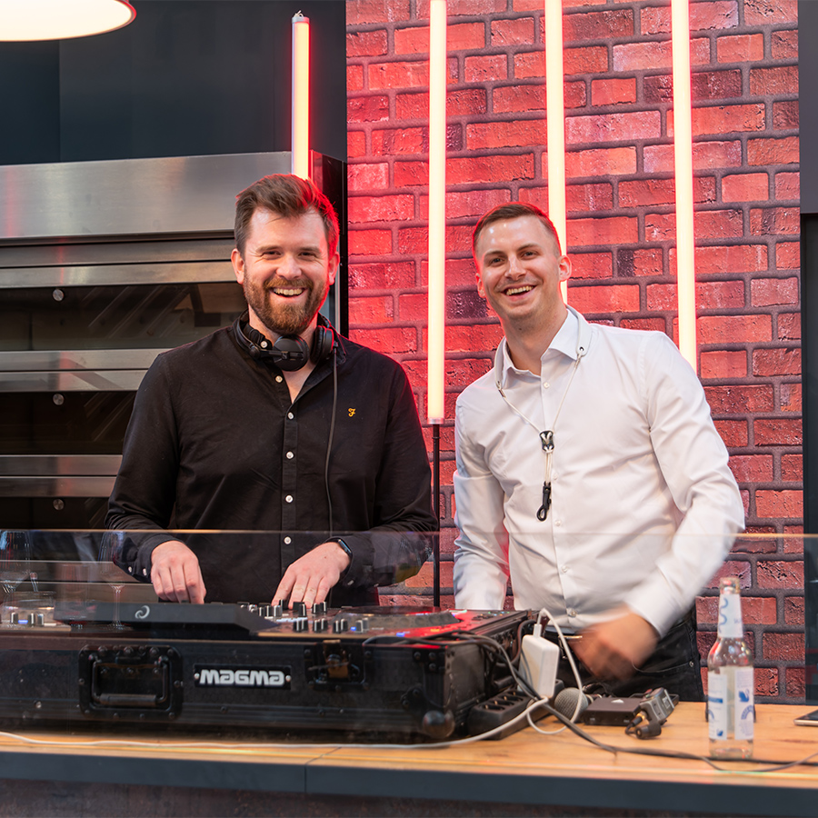 DJ + Saxophon am DJ-Pult Lukas und Marius Trapp als DJ + Saxophon Duo am DJ-Pult