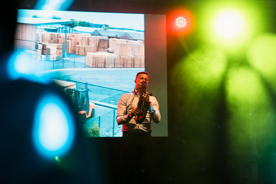 Marius Trapp spielt Saxophon auf der Bühne eines Corporate Events